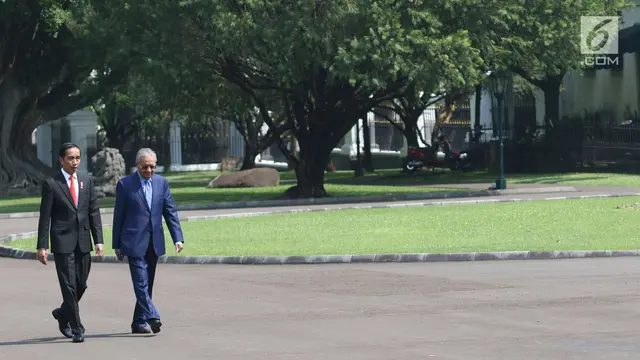 Jokowi Bersama Mahathir Tanam Pohon Perdamaian