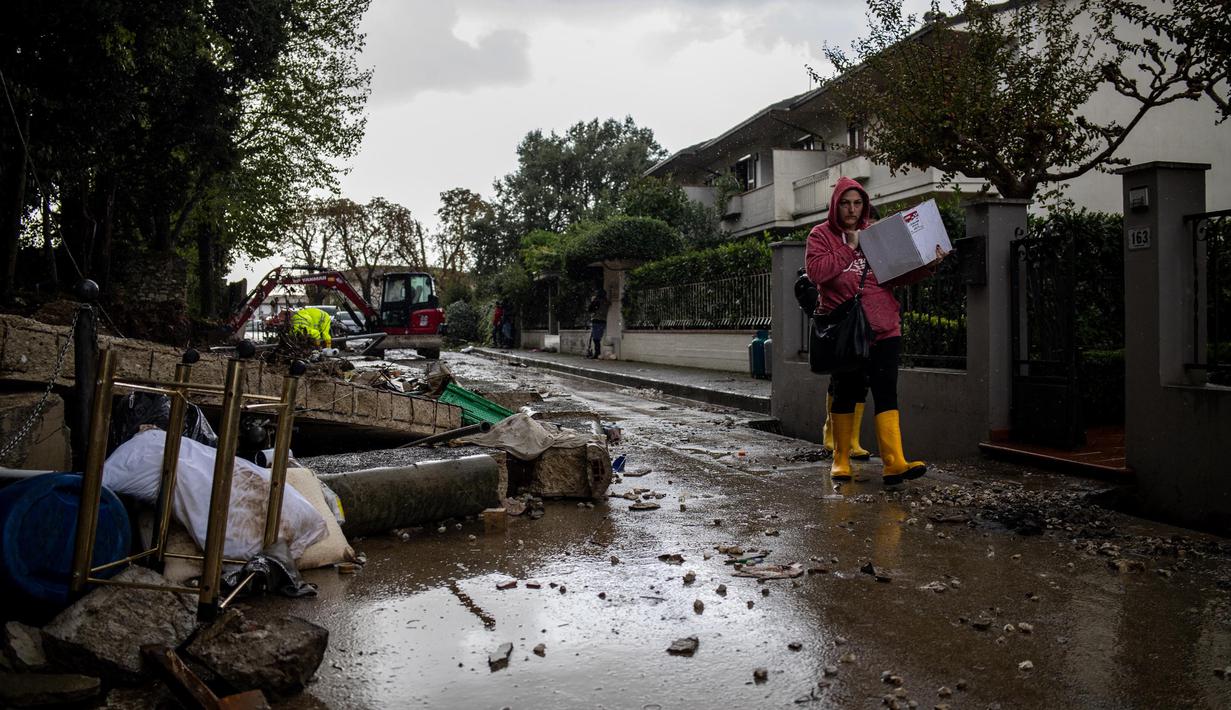 Badai Ciaran juga merobohkan sejumlah tembok di Montemurlo, Prato, Italia. (Federico SCOPPA/AFP)