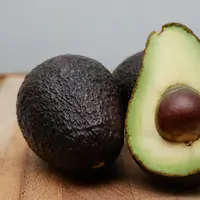 Buah alpukat sangat digemari oleh berbagai kalangan serta banyaknya olahan yang bisa dibuat dari buah alpukat (Foto: Unsplash.com/Gil Ndjouwou)