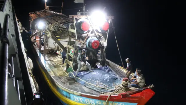Bakamla menangkap kapal Vietnam berbendera Indonesia di perairan Natuna Utara. (Foto: Liputan6.com/Bakamla/Ajang Nurdin)