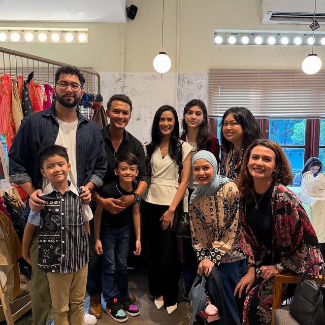 Revalina S Temat dan Rajendra