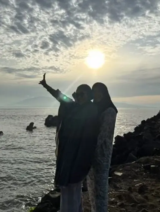 Umi Kalsum dan calon besannya ini juga memperlihatkan keakraban saat liburan di Banyuwangi. Diketahui, keluarga Ayu Ting Ting bertemu dengan keluarga Lettu Fardhana di Banyuwangi akhir tahun 2023 kemarin. Meski Umi Kalsum sudah membagikan kebersamaan ini dari akhir Januari lalu, namun publik masih belum mengetahui keduanya merupakan calon besan.(Liputan6.com/IG/@mom_ayting92_)