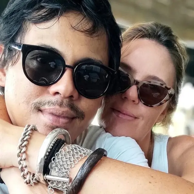 6 Potret Mesra Mayky Wongkar dan Kekasih Bulenya, Babymoon di Lombok