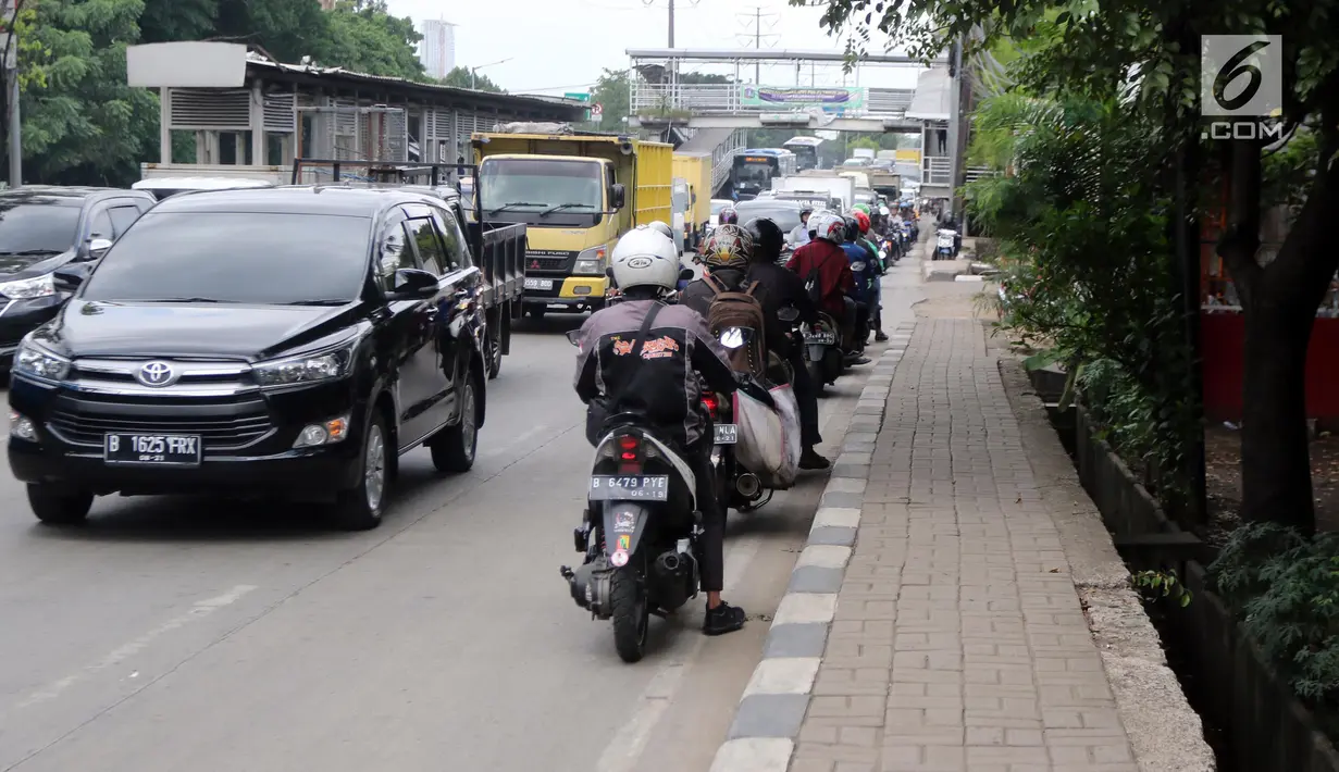 Pengendara motor melawan arah saat terjadi kemacetan di Jalan Daan Mogot, Jakarta, Jumat (23/3). Selain itu tindakan melawan aturan ini juga malah menambah kemacetan. (Liputan6.com/Arya Manggala)