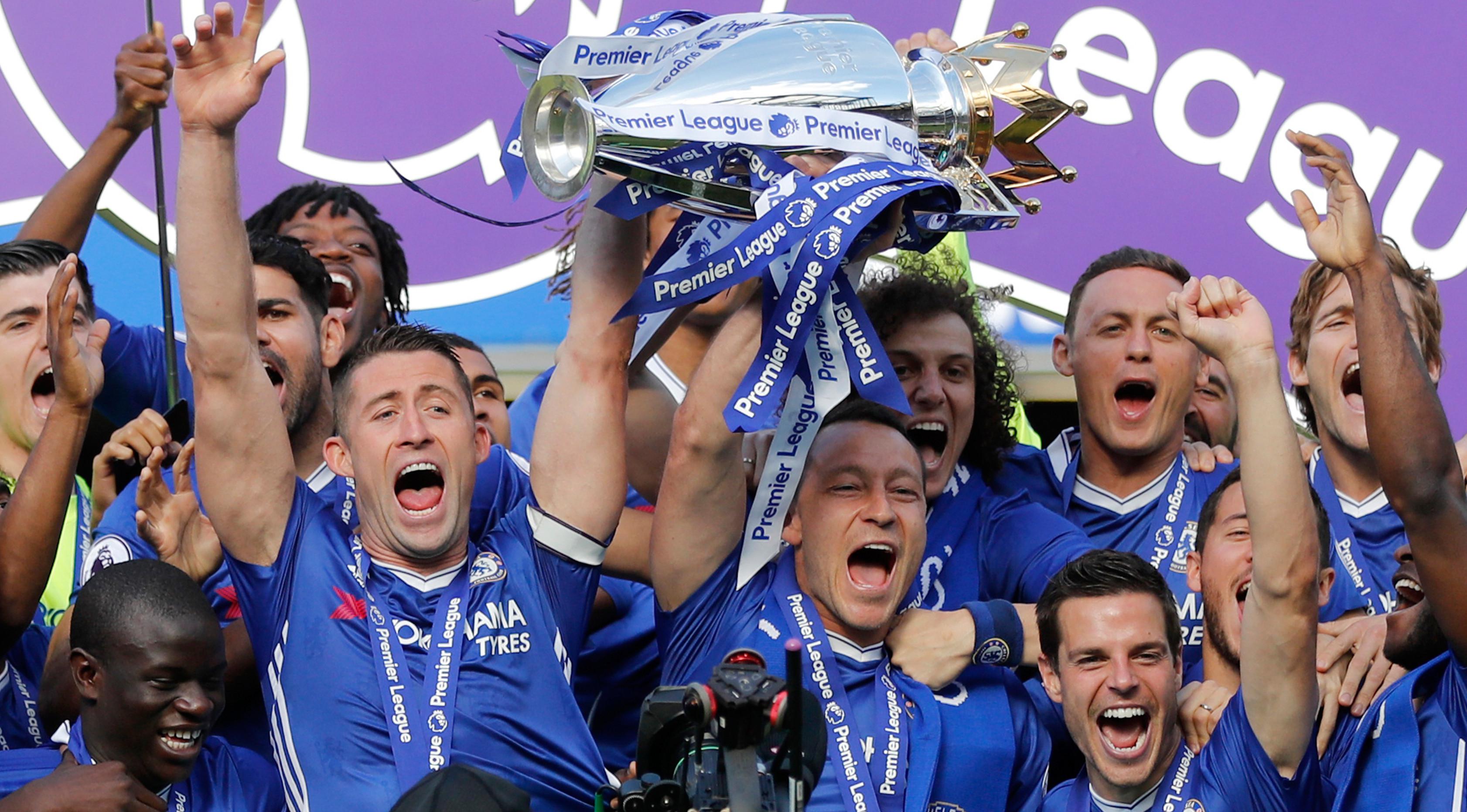Pemain Chelsea mengangkat trofi merayakan gelar juara Liga Inggris usai pertandingan melawan Sunderland di stadion Stamford Bridge, london, (21/5). Chelsea meraih titel Liga Inggris 2016/2017 usai mengalahkan WBA dua pekan lalu. (AP Photo/Frank Augstein)