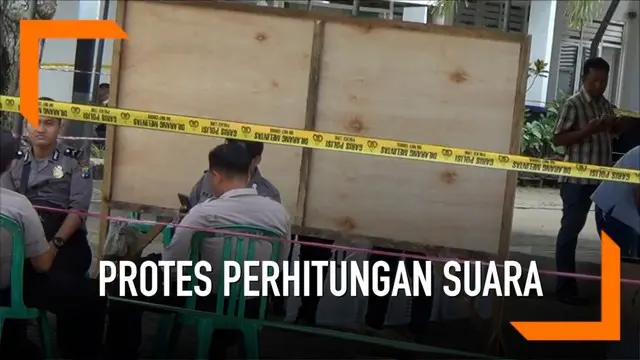 2 Saksi parpol memprotes rekapitulasi penghitungan suara di kecamatan Torjun Sampang. Keduanya meminta kotak suara dibuka dan dihitung ulang. Aparat keamanan menghalau keduanya karena mengganggu proses rekapitulasi suara.