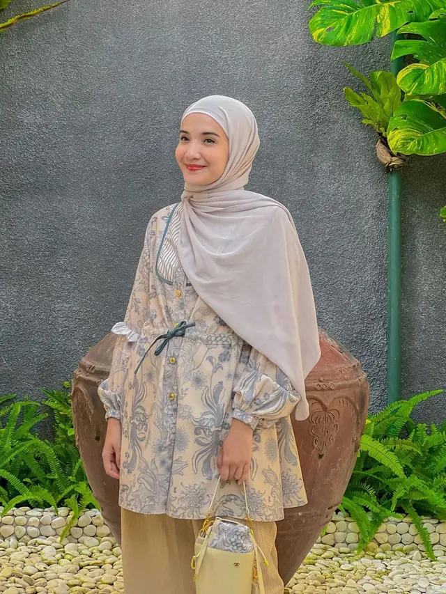 7 Gaya Hijab Simpel ala Zaskia Sungkar, Tetap Stylish dan Jadi Inspirasi