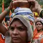 Sejumlah wanita membawa kendi logam selama parade Kumbh Mela atau Festival Pitcher di Trimbakeshwar, India, Selasa (18/8/2015). Festival ini berlangsung sebanyak empat kali setiap 12 tahun di empat lokasi berbeda di India. (REUTERS/Danish Siddiqui)