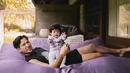 Baru berumur 7 bulan, begini kebersamaan Tarra Budiman dan baby Kalea saat berlibur di Bali beberapa waktu lalu. Kalea kini lagi aktif-aktifnya dan suka ngajak main ayahnya. (Liputan6.com/IG/@tarrabudiman)