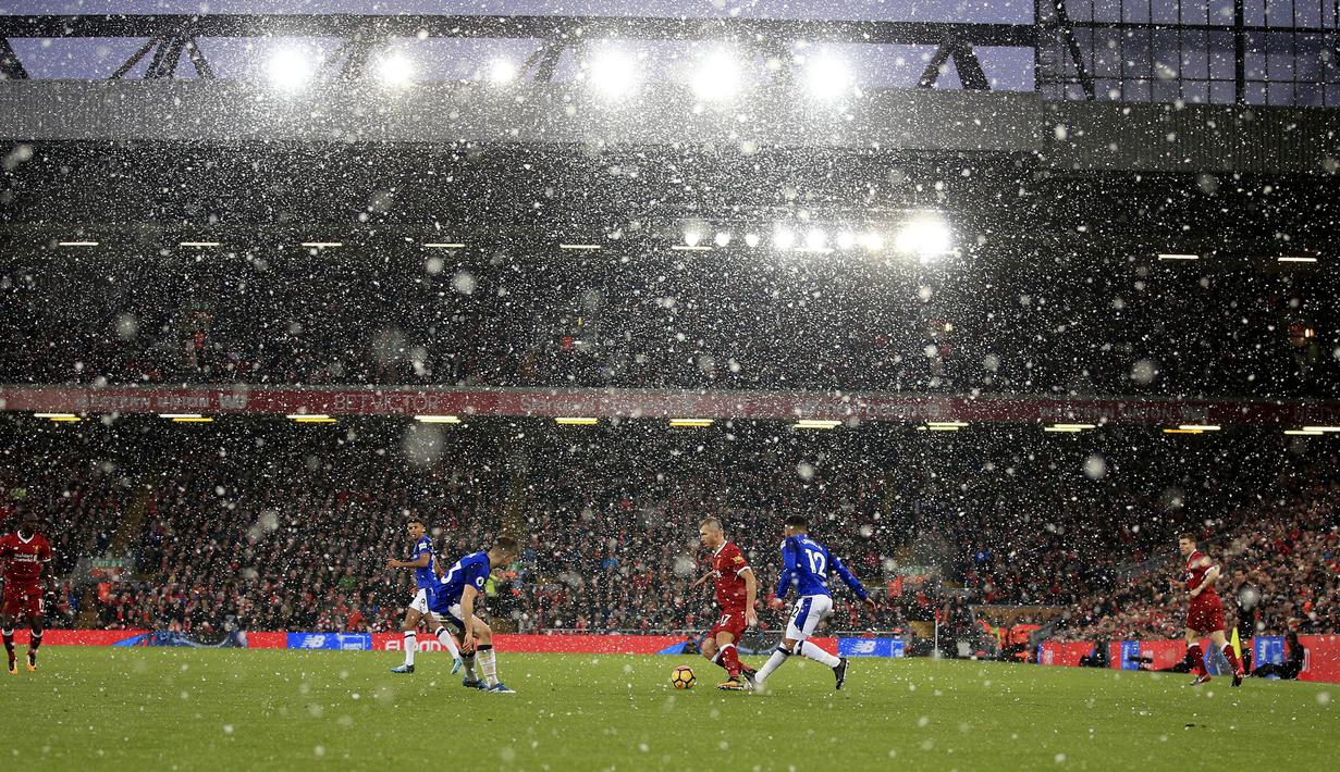 Hujan salju saat pertandingan antara Everton melawan Liverpool pada laga Premier League di Stadion Anfield, Minggu (10/12/2017). Laga bertajuk Derbi Merseyside itu berakhir imbang 1-1. (AP/Peter Byrne)