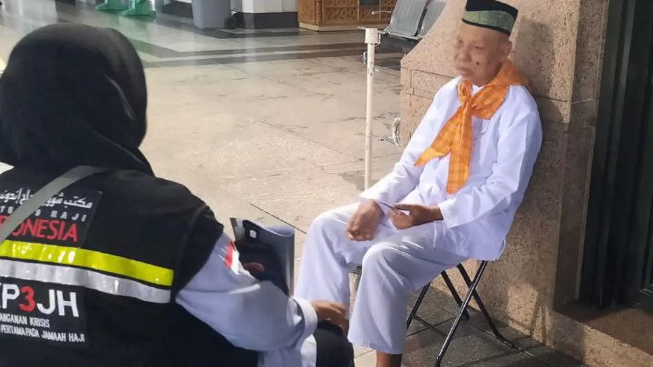 Petugas PPIH tengah menangani Mbah Suharto, jemaah haji lansia yang tersesat di Masjid Nabawi. (Foto: MCH PPIH Arab Saudi 2023)