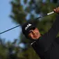 Shubhankar Sharma asal India melakukan tee off di hole keempat selama putaran final turnamen golf CJ Cup di Nine Bridges golf club, Pulau Jeju, Korea Selatan, 21 Oktober 2018. (Jung Yeon-je/AFP)