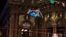 Aksi menegangkan di ketinggian tanpa alat pengaman saat kompetisi slackline Red Bull Airlines di Catania, Italia, Sabtu (8/10) Peserta tampil tanpa alat bantu pengaman di tubuhnya saat beraksi di kompetisi tersebut.(REUTERS)
