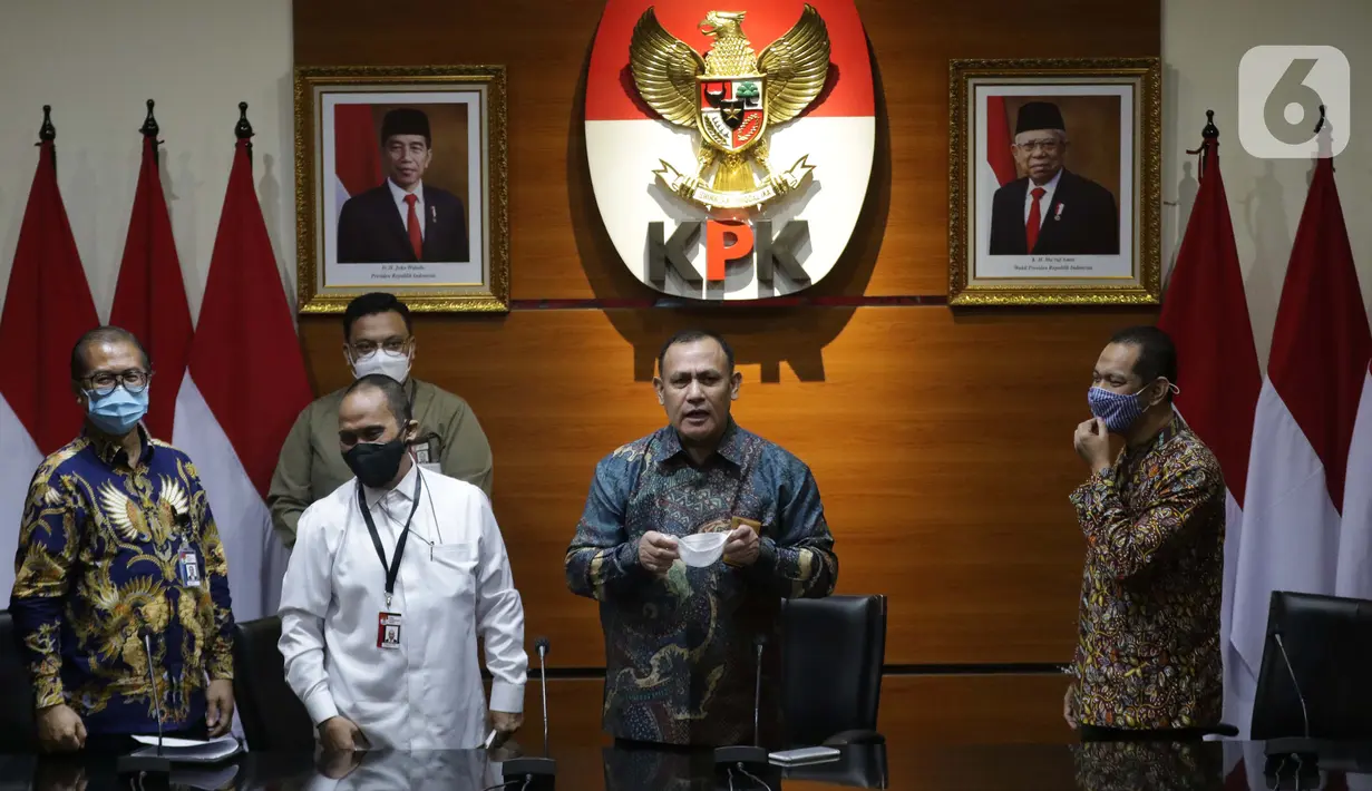 Ketua Komisi Pemberantasan Korupsi, Firli Bahuri (kedua kanan) usai mengumumkan hasil penilaian dalam rangka pengalihan status kepegawaian di Gedung KPK, Jakarta, Rabu (5/5/2021). Dari 1.351 pegawai KPK yang mengikuti tes wawasan kebangsaan, 75 orang tidak lulus. (Liputan6.com/Helmi Fithriansyah)