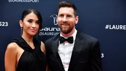Pesepak bola Argentina yang kini bermain bersama PSG, Lionel Messi dan sang istri, Antonela Roccuzzo berfoto saat tiba dalam acara seremoni Laureus Awards 2023 di Paris, Prancis, Selasa (9/5/2023) dini hari WIB. (AFP/Julien De Rosa)