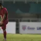 Gelandang Timnas Indonesia, Syahrian Abimanyu, bersiap melakukan kick-off saat melawan China pada laga PSSI 88th U-19 di Stadion Pakansari, Jawa Barat, Selasa (25/9/2018). (Bola.com/Vitalis Yogi Trisna)