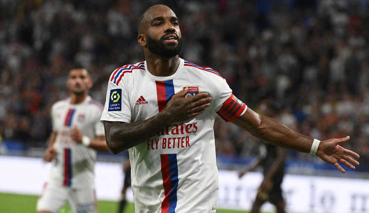 Alexandre Lacazette. Striker Prancis berusia 31 tahun yang telah membela Arsenal sejak awal musim 2017/2018 ini memutuskan hijrah usai kontraknya berakhir bersama The Gunners di akhir musim 2021/2022 untuk bergabung dengan Olympique Lyon di awal musim 2022/2023. Bersama Arsenal ia total tampil dalam 206 laga di semua ajang dengan torehan 71 gol dan 36 assist. Ia dilepas dengan status bebas transfer dan diikat kontrak hingga Juni 2025. Seperti di Arsenal, di Lyon ia kembali dipercaya menjadi kapten tim mengawali musim 2022/2023. (AFP/Jean Philippe Ksiazek)
