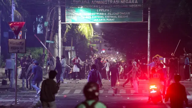 Bentrokan Massa Demo dan Polisi Pecah di Kawasan Pejompongan