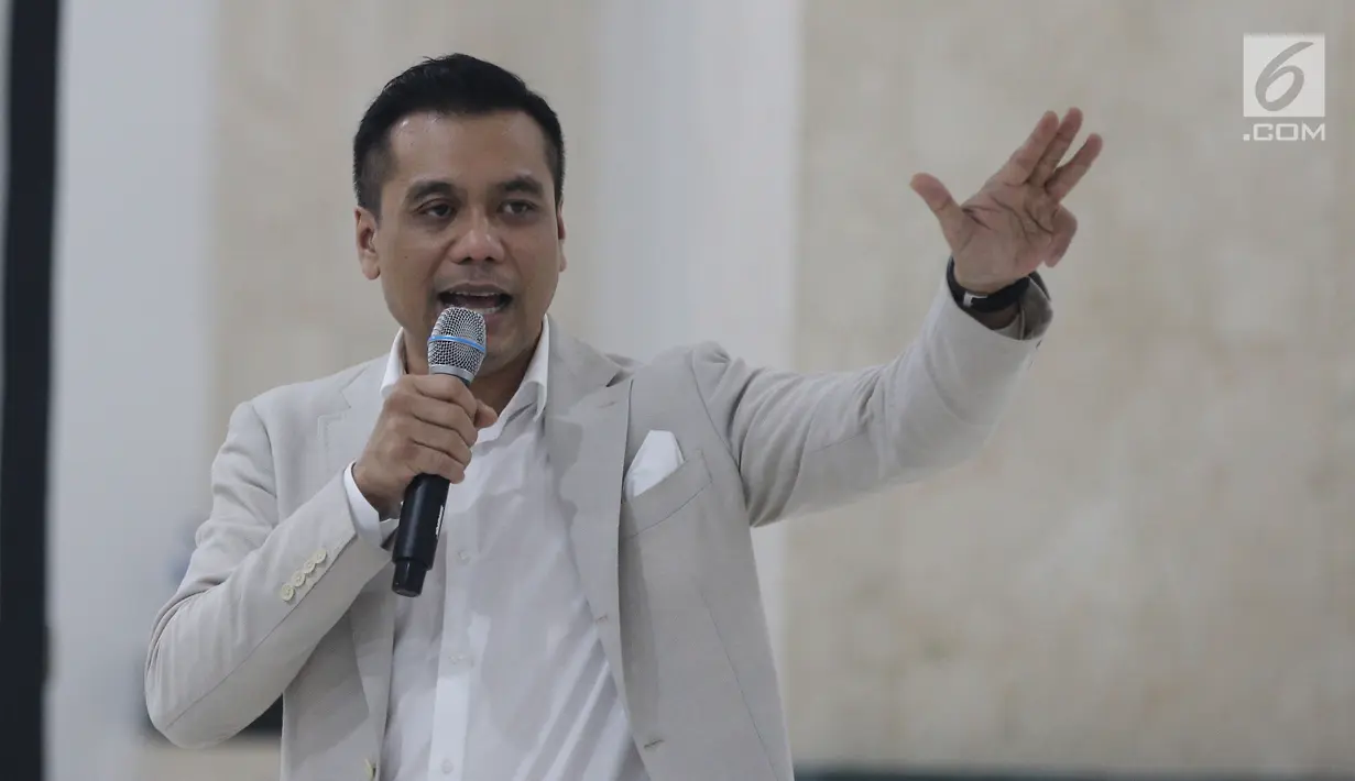 Pengusaha Chico Hakim saat menjadi pembicara dalam diskusi Kebangsaan di Masjid Raya KH Hasyim Ashari, Jakarta, Rabu (09/8). Diskusi kebangsaan di hadiri ratusan santri dan santriwati. (Liputan6.com/Herman Zakharia)