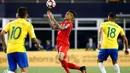Penyerang Peru, Jose Paolo Guerrero (tengah) berusaha mengontrol bola dari kawalan dua pemain Brasil pada pertandingan Copa America 2016  di Stadion Gillette, AS, (13/6). Peru mengalahkan Brasil dengan skor 1-0. (Winslow Townson-USA TODAY Sports)