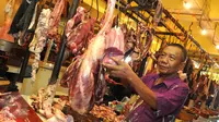 Pedagang memotong daging sapi yang dijajakan di pasar daging tradisional Palmerah, Jakarta, Senin (4/7). H-2 Idul Fitri 1437 H, harga kebutuhan daging sapi meroket dari Rp 130.000 menjadi 150.000 per kilogram. (Liputan6.com/Helmi Afandi)