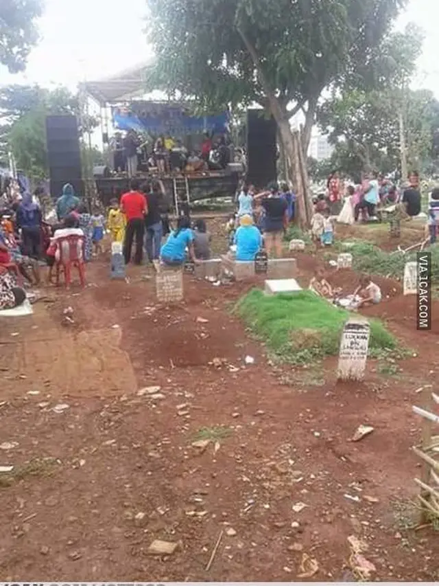 Kelakuan Nyeleneh Saat Nonton Konser ini Bikin Tepuk Jidat