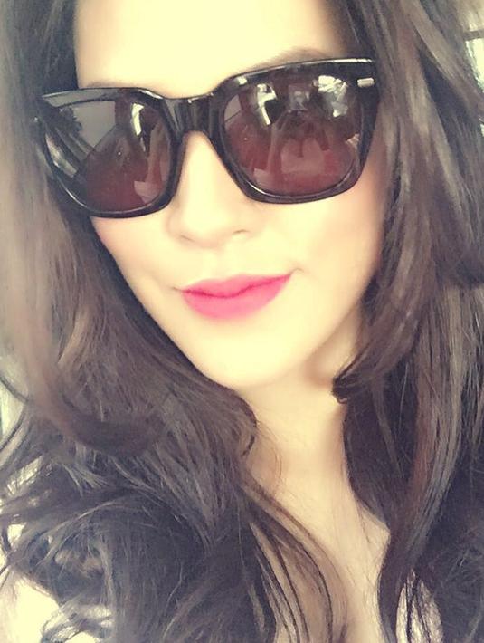 Sedari dulu Raisa sudah tampil kece dan kekinian. Kacamata hitam yang dikenakannya kian memperlihat sisi keren dari perempuan berusia 32 tahun. Cantiknya Raisa ini memang jadi pusat perhatian warganet sedari dulu. Tak heran ketika Raisa menikah banyak warganet yang merasakan patah hati. (Liputan6.com/IG/@raisa6690)