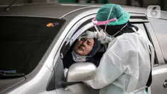 Petugas melakukan tes usap PCR kepada warga di Laboratorium Genomik Solidaritas Indonesia (GSI), Kamis (3/2/2022). Merebaknya varian Omicron memicu lonjakan kasus COVID-19 di berbagai daerah di Indonesia. (Liputan6.com/Faizal Fanani)