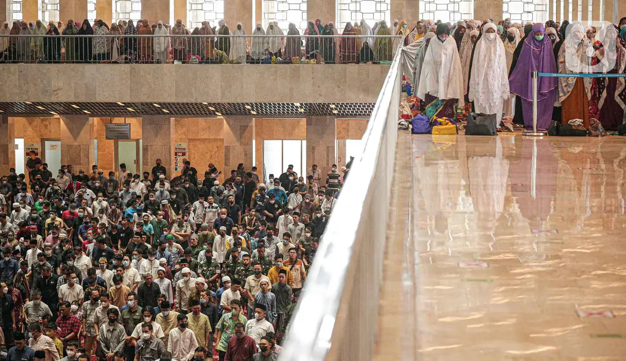 <p>Umat muslim melaksanakan sholat Jumat terakhir pada Ramadhan 1443 H di Masjid Istiqlal, Jakarta, Jumat (29/4/2021). Berdasarkan hisab, Hari Raya Idul Fitri jatuh pada 2 Mei 2022 sementara pelaksanaan rukyatul hilal (melihat posisi bulan) akan dilakukan sehari sebelumnya. (Liputan6.com/Faizal Fanani)</p>
