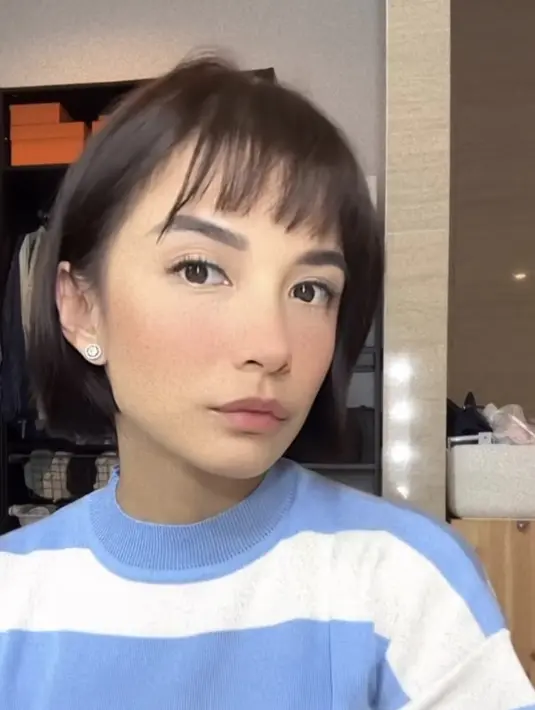 Chelsea Olivia pun membagikan persiapan makeup dan menata rambutnya sebelum ngedate bareng Glenn. Ia pun tampil dengan blush on pink dan lipstik nude, serta alis mata dan bulu mata on fleeknya. @chelseaoliviaa