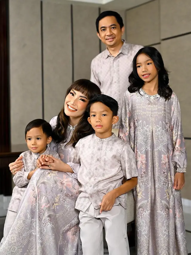 6 Inspirasi Baju Lebaran Keluarga dengan Warna Kalem dari Fuji Utami, Aurel Hermansyah hingga Wendy Cagur