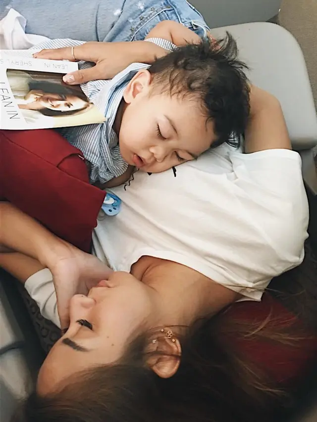 Jadi Single Mom, Ini 6 Momen Kirana Larasati bersama Buah Hati