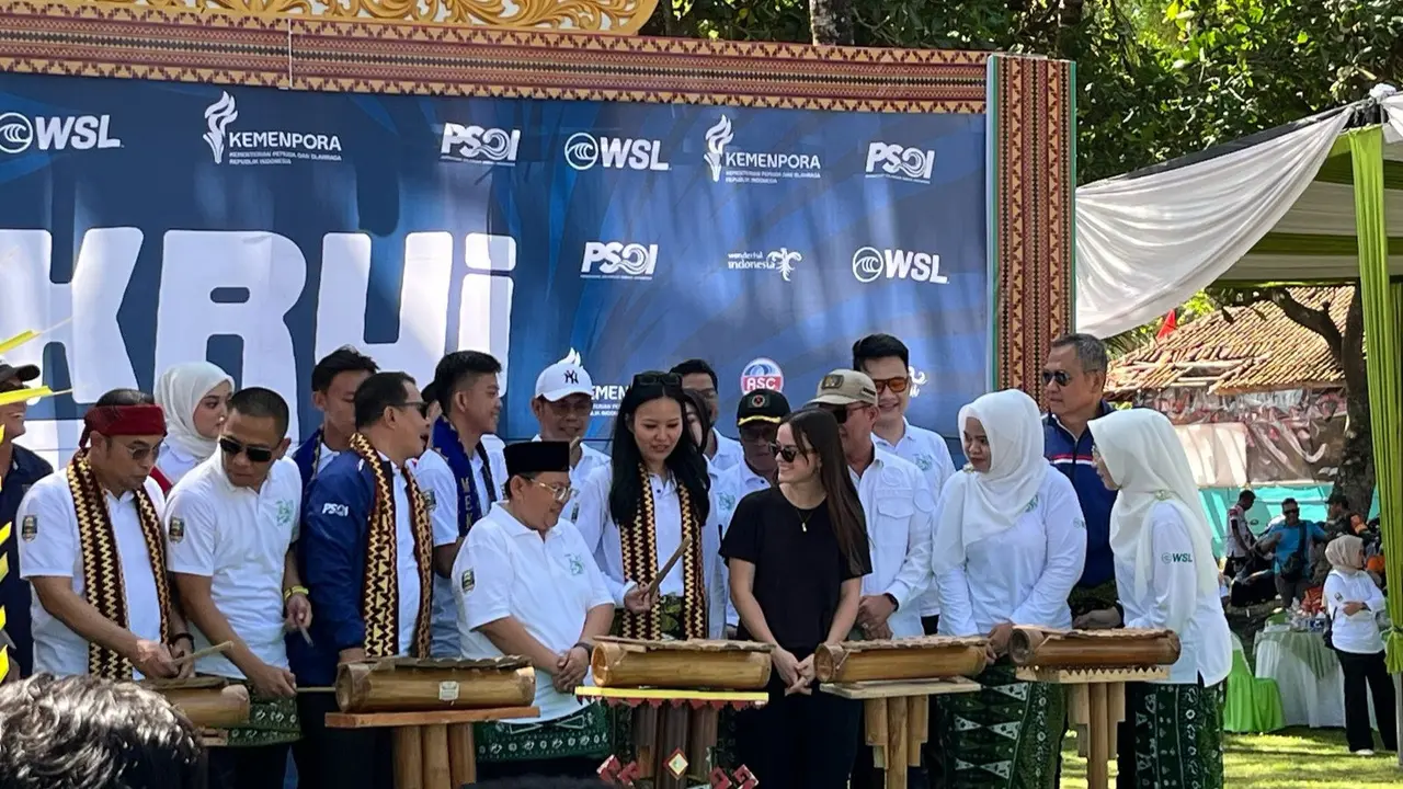 Pembukaan ajang World Surf League (WSL) Krui Pro 2025, di Pantai Tanjung Setia, Pesisir Barat, Lampung. Foto : (Istimewa).