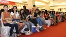 Sejumlah peserta audisi tampak menunggu giliran interview ajang pencarian bakat Miss Celebrity (Micel) 2015 yang digelar di Mall Kota Kasablanka, Jakarta, Sabtu (10/10). Audisi Micel 2015 digelar di tujuh kota di Indonesia. (Liputan6.com/Herman Zakharia)