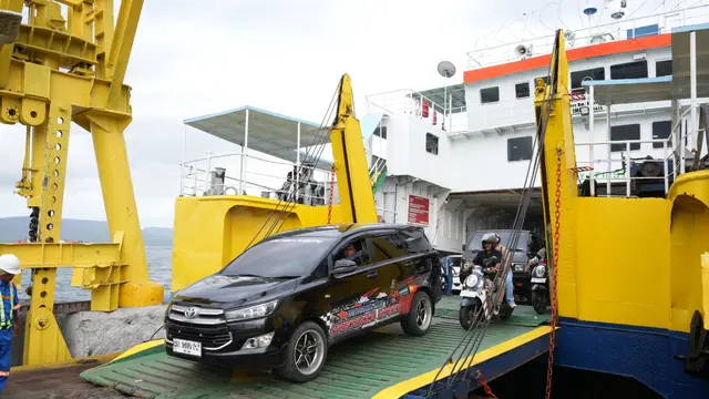 Antrean kendaraan mengular di kawasan Pelabuhan Ketapang