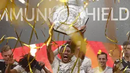 Striker Arsenal, Pierre-Emerick Aubameyang, mengangkat trofi juara Community Shield usai menaklukkan Liverpool di Stadion Wembley, Sabtu (29/8/2020). Arsenal menang adu penalti dengan skor 5-4. (Andrew Couldridge/Pool via AP)
