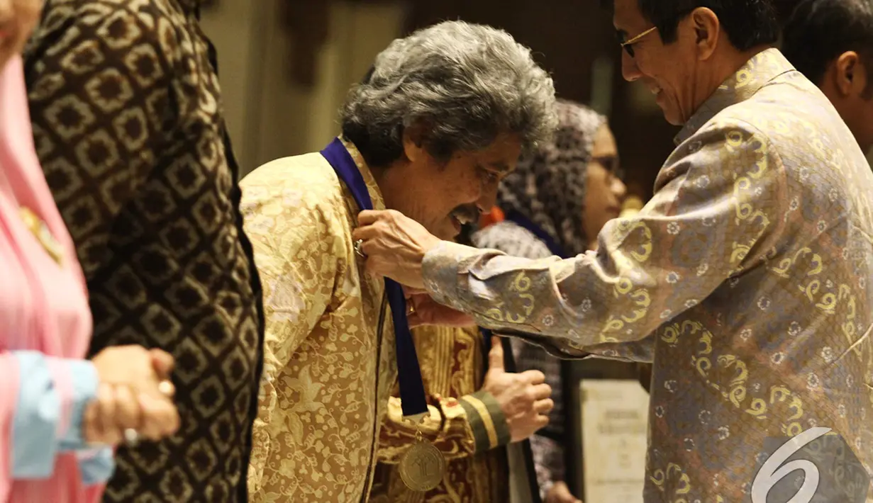 Bimbo mendapat penghargaan di Konvensi Nasional Kebangkitan Hak Kekayaan Intelektual dan Ekonomi Kreatif, Jakarta, Selasa (25/11/2014). (Liputan6.com/Faizal Fanani)