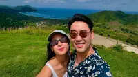 Maudy Ayunda dan suaminya, Jesse Choi menikmati keindahan Lombok. Maudy tampil dengan atasan sleeveless putih dipadukan celana panjang hijaunya. [@jessechoi]