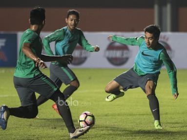 Pemain Timnas Indonesia, Septian David, berusaha melewati Bagas Adi saat latihan di Stadion Maguwoharjo, Sleman, Senin (12/6/2017). Latihan ini persiapan terakhir jelang menghadapi Puerto Rico. (Bola.com/Vitalis Yogi Trisna)