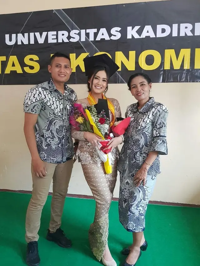 6 Potret Nella Kharisma Saat Pakai Kebaya, Makin Memesona