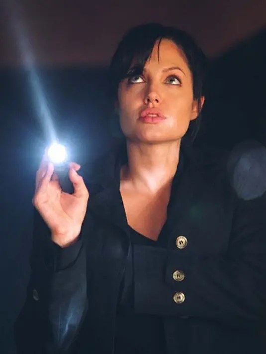 Proses cerainya belum juga selesai, Jolie yang sempat menutup diri kini kembali melajutkan aktivitasnya. Bahkan ia sudah mulai mengungkap keresahan yang dirasakan menjadi seorang wanita single. (Instagram/angelinajolieofficial)