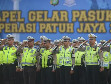 Sejumlah polisi lalu lintas mengikuti apel Operasi Patuh Jaya 2019 di Lapangan Promoter Polda Metro Jaya, Jakarta, Kamis (29/8/2019). Polda Metro Jaya menggelar operasi lalu lintas bersandi Operasi Patuh Jaya 2019 selama 14 hari dari 29 Agustus hingga 11 September 2019. (merdeka.com/Imam Buhori)