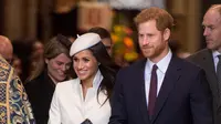 Aktris AS, Meghan Markle bersama tunangannya, Pangeran Harry menghadiri acara The Commonwealth Day Service di Westminster Abbey, London, Senin (12/3). Pada lapisan dalam coat, Meghan Markle menggunakan dress navy yang juga dari Amanda Wakeley. (AP Photo)