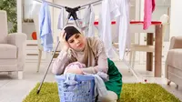 Ilustrasi wanita hijab mencuci pakaian/Shutterstock-Elnur.