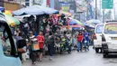 Kios PKL yang berjualan hingga separuh badan jalan ini sudah berlangsung cukup lama (Liputan6.com/Andrian M Tunay). 