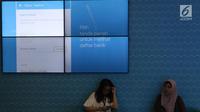 Nasabah duduk di bawah layar layanan digital Banking BTPN bernama Jenius di Jakarta, Jumat (26/1). Nasabah di Indonesia kini lebih membutuhkan layanan digital yang disediakan perbankan sejalan dengan mobilitas yang makin tinggi (Liputan6.com/Angga Yuniar)