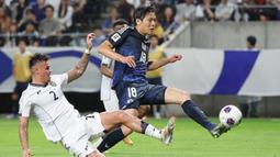 Pemain Jepang, Shuto Machino (kanan) berusaha mencetak gol ke gawang Timnas Indonesia dibayangi Mees Hilgers dalam laga Grup C Putaran Ketiga Kualifikasi Piala Dunia 2026 di Suita Stadium, Jepang, Selasa (10/06/2025). (AFP/Jiji Press/STR)