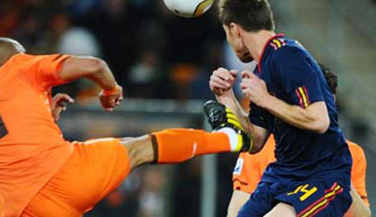 Tendangan kungfu gelandang Belanda Nigel de Jong (kiri) terhadap midfielder Spanyol Xabi Alonso di final PD 2010 yang berlangsung di Soccer City Stadium, Johannesburg, 11 Juli 2010. AFP PHOTO / LLUIS GENE 
