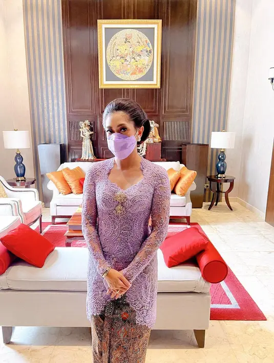 Kebaya brokat lengan panjang warna lilac cocok dipadukan rok batik warna coklat. Penampilan Aliya dipermanis dengan bros susun warna gold. [@ruby_26]