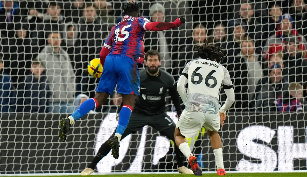 Pemain Crystal Palace Jeffrey Schlupp mencoba mencetak gol ke gawang Liverpool pada pertandingan sepak bola Liga Inggris di Selhurst Park, London, Inggris, 25 Februari 2023. Pertandingan berakhir imbang dengan skor 0-0. (AP Photo/Alastair Grant)